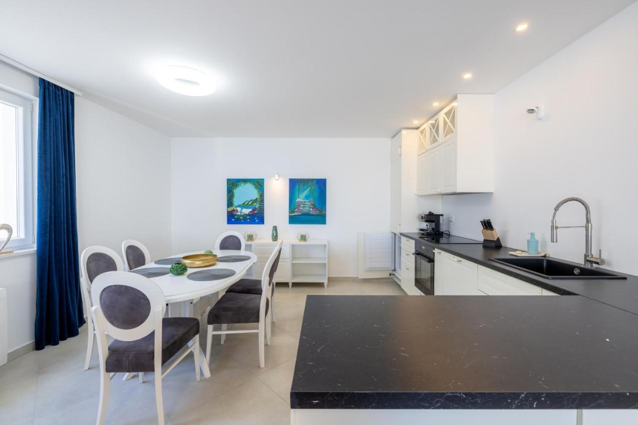 Villa Smaragd - Lapis - Luxury Apartment With Shared Pool Макарска Экстерьер фото