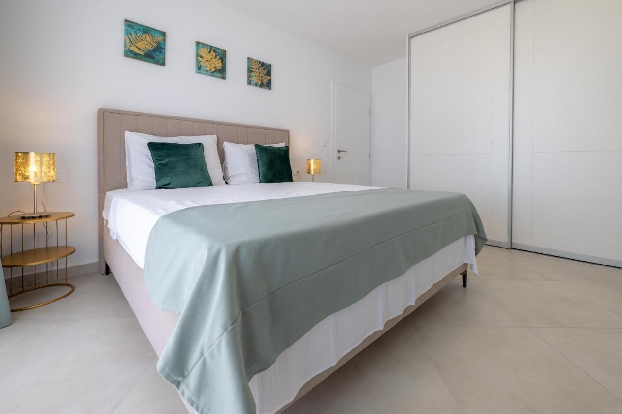 Villa Smaragd - Lapis - Luxury Apartment With Shared Pool Макарска Экстерьер фото